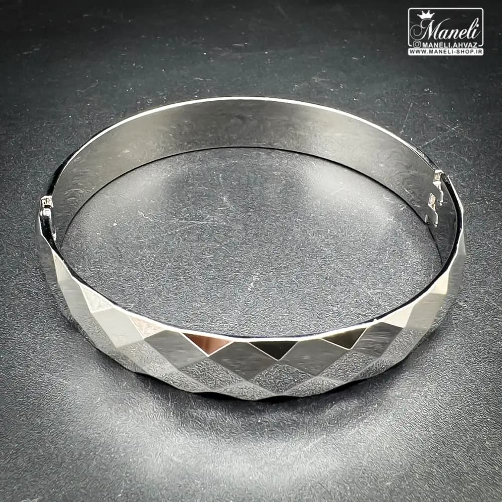 دستبند النگویی زنانه ژوپینگ (Xuping) مدل تراش هندسی نقره ای — تصویر ۳