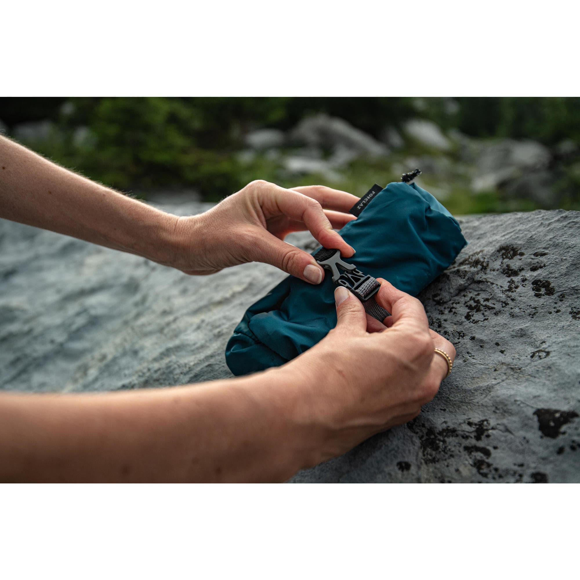کیف لوازم شخصی فورکلاز بسیار سبک Decathlon Forclaz Foldable Maintenance Bag – ULTRALIGHT — تصویر ۷