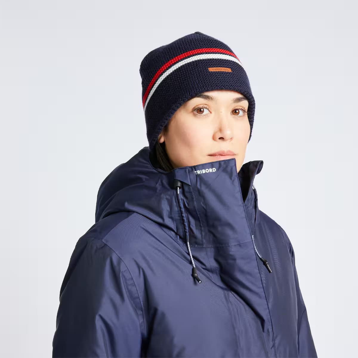 کلاه تریبورد مقاوم در باد – دکتلون Tribord Adult Sailing Warm Windproof Beanie SAILING 100 – Blue white red — تصویر ۵