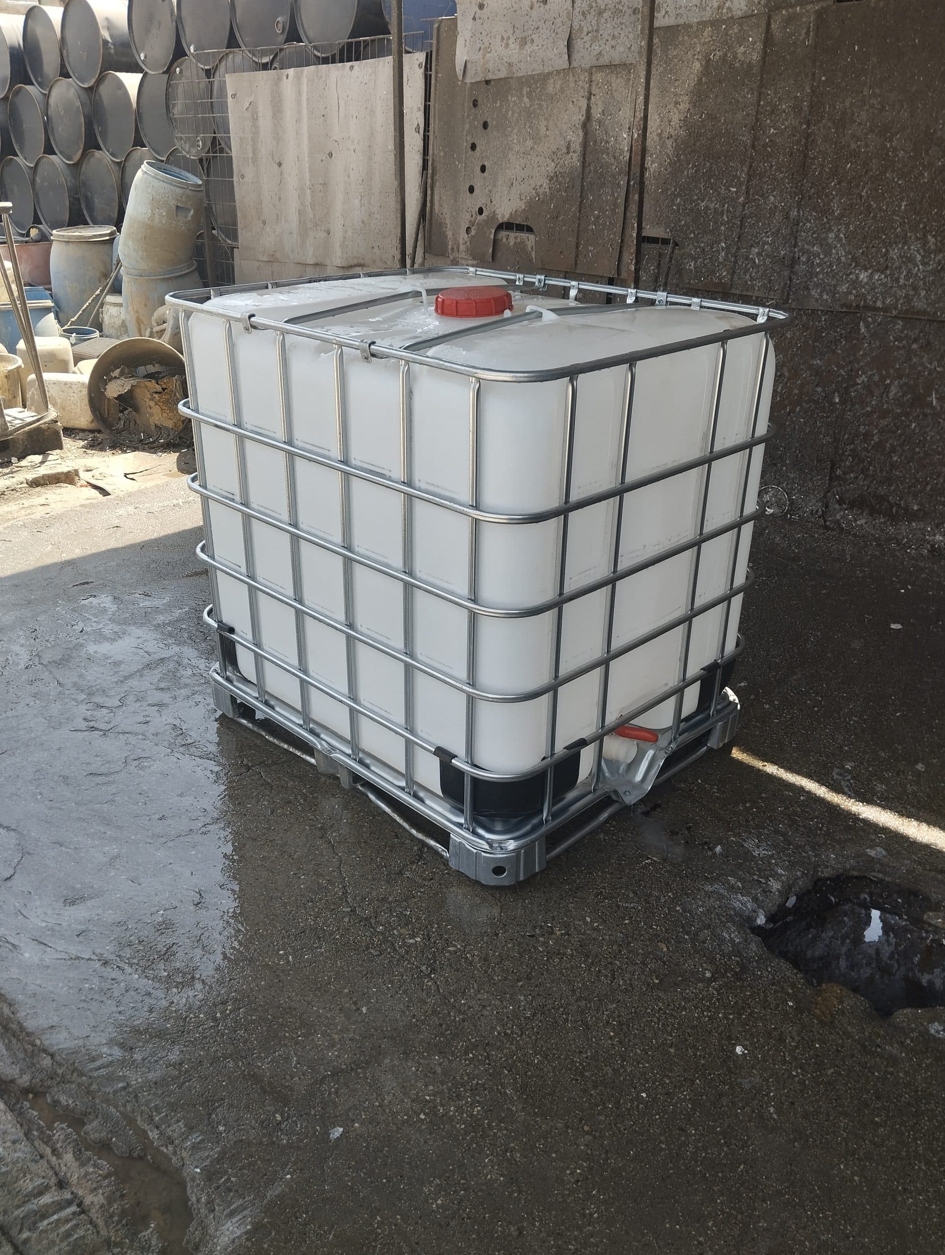 مخزن 1000 لیتری حفاظ دار زیر پالتی ibc (ای بی سی) — تصویر ۳