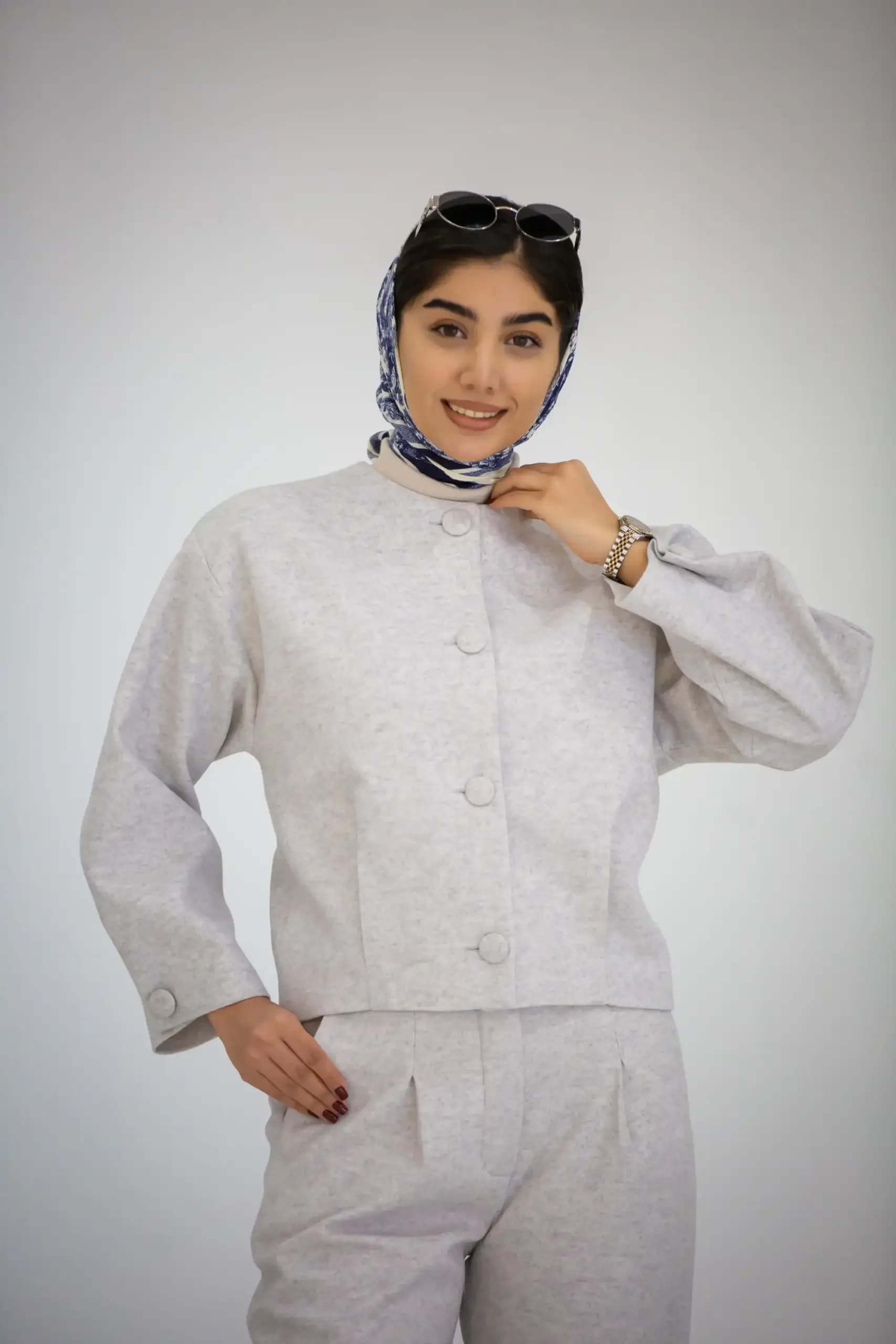 کت کراپ دخترانه مچ دکمه دار — تصویر ۳