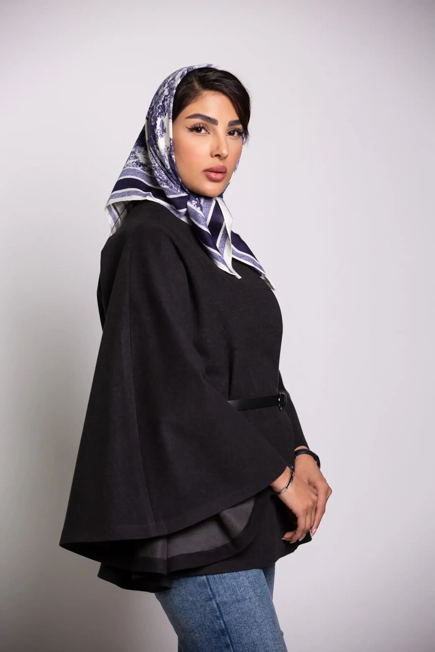 پانچو زنانه کمربند دار لامر — تصویر ۴