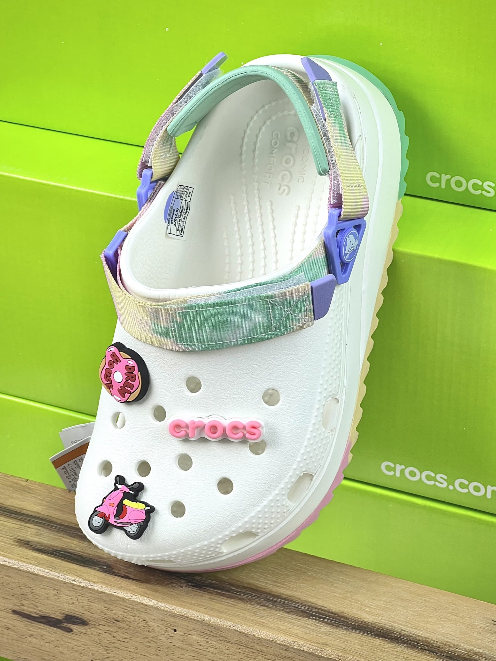 کراکس هایکر سفید آبرنگی زنانه | Crocs Hiker — تصویر ۴