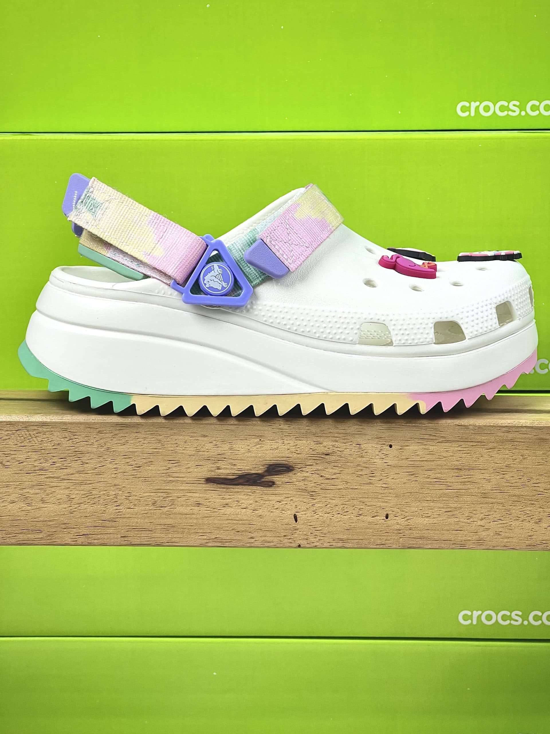 کراکس هایکر سفید آبرنگی زنانه | Crocs Hiker — تصویر ۵
