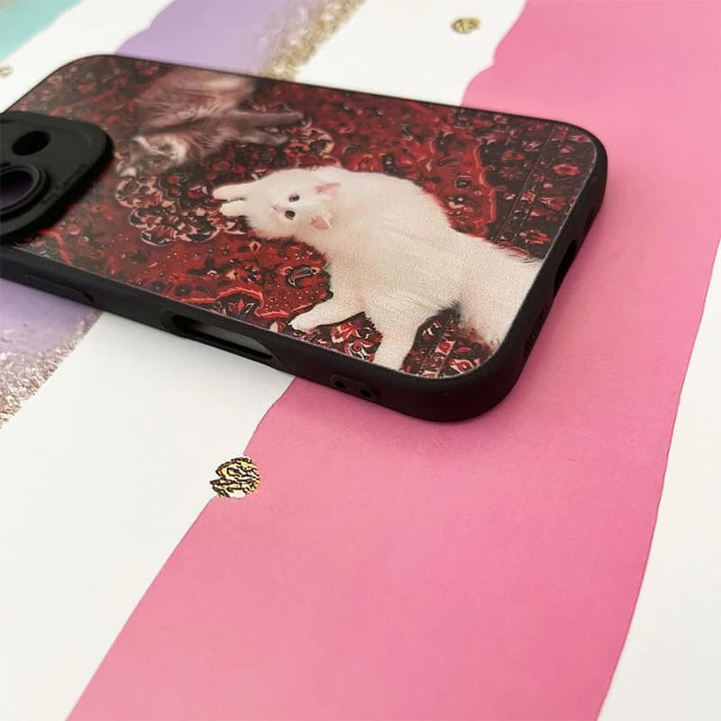 قاب گوشی iPhone 16 آیفون طرح گربه روی فرش کد 903 — تصویر ۲