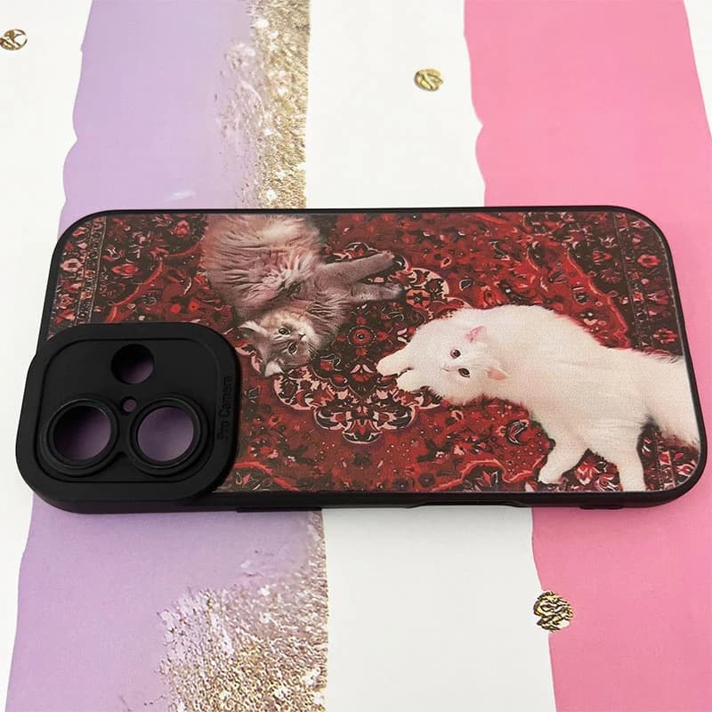 قاب گوشی iPhone 16 آیفون طرح گربه روی فرش کد 903