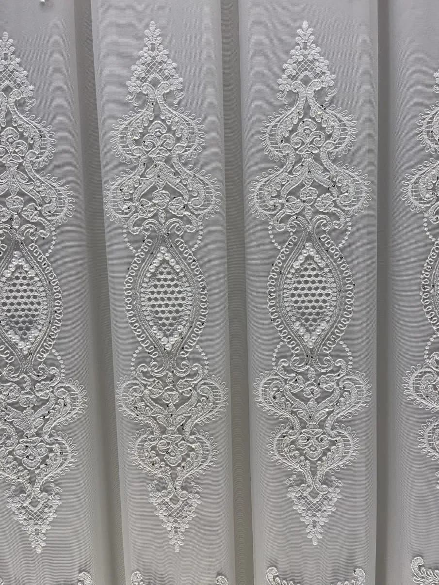 مدل پرده پلیسه توری سفید طرح دار+کنار پرده شانل وسط حاشیه آبی+اکسسوری کلاسیک — تصویر ۲