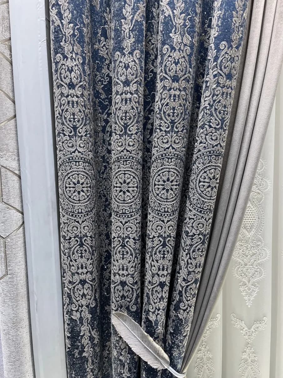 مدل پرده پلیسه توری سفید طرح دار+کنار پرده شانل وسط حاشیه آبی+اکسسوری کلاسیک — تصویر ۴