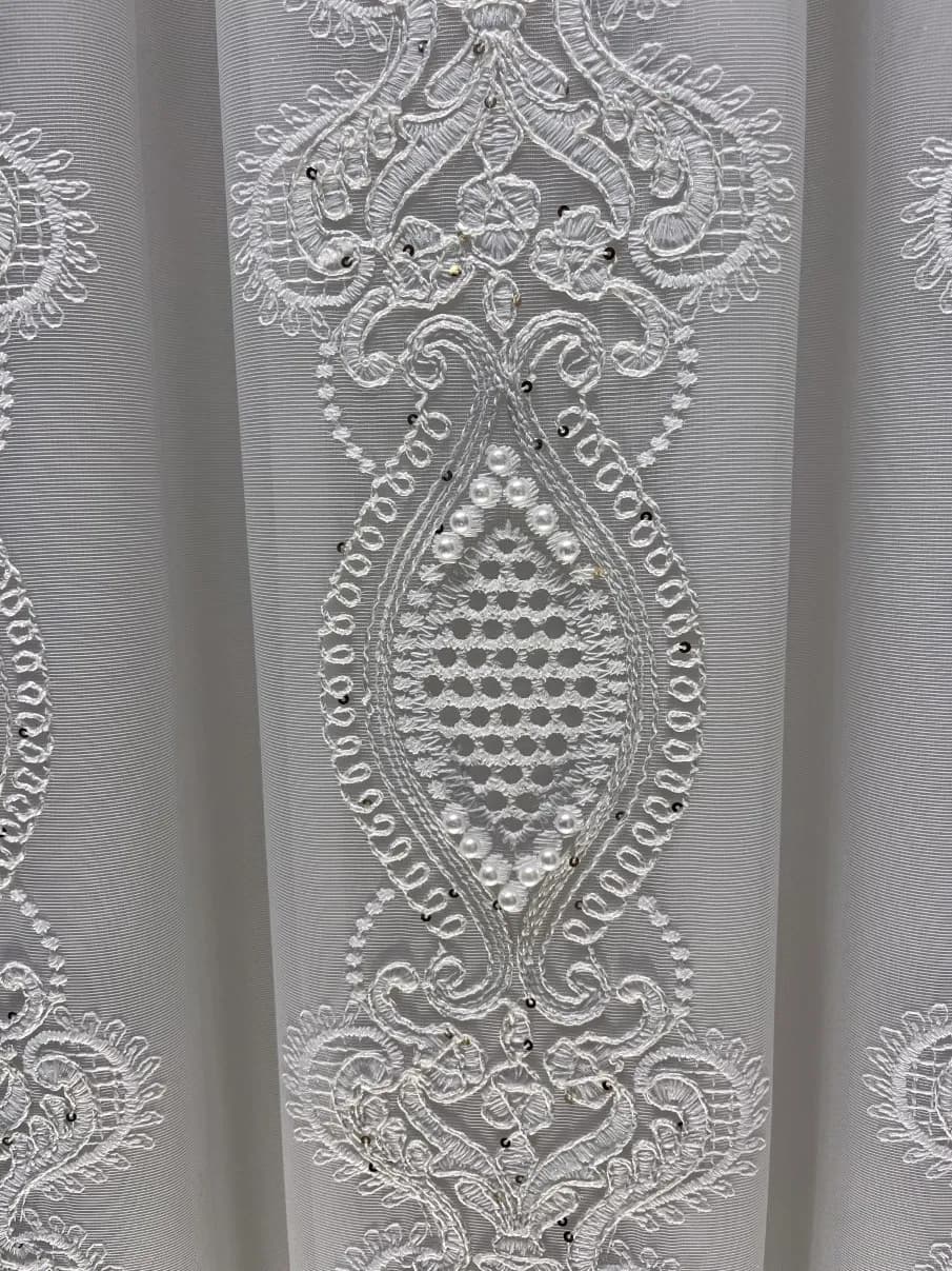 مدل پرده پلیسه توری سفید طرح دار+کنار پرده شانل وسط حاشیه آبی+اکسسوری کلاسیک — تصویر ۳