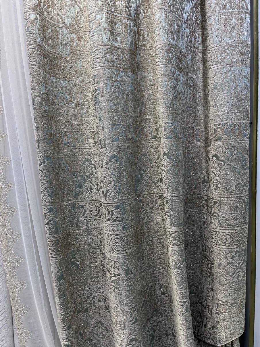 پرده حریر طرح آبشاری طلایی پلیسه با کنار پرده مخمل — تصویر ۶