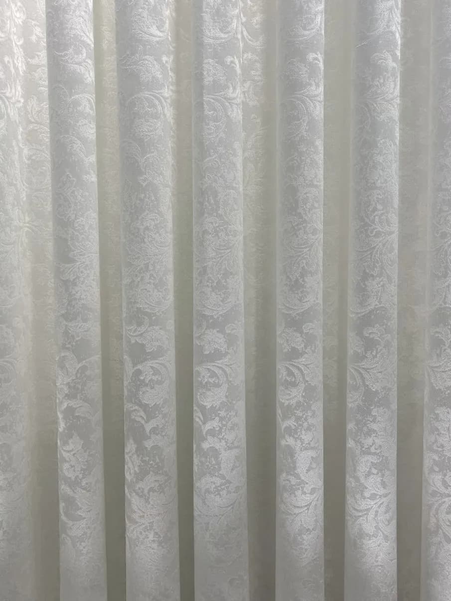 پرده حریر پفکی طرح فرفوژه با ترکیب دانتل و کنارپرده برگی — تصویر ۲