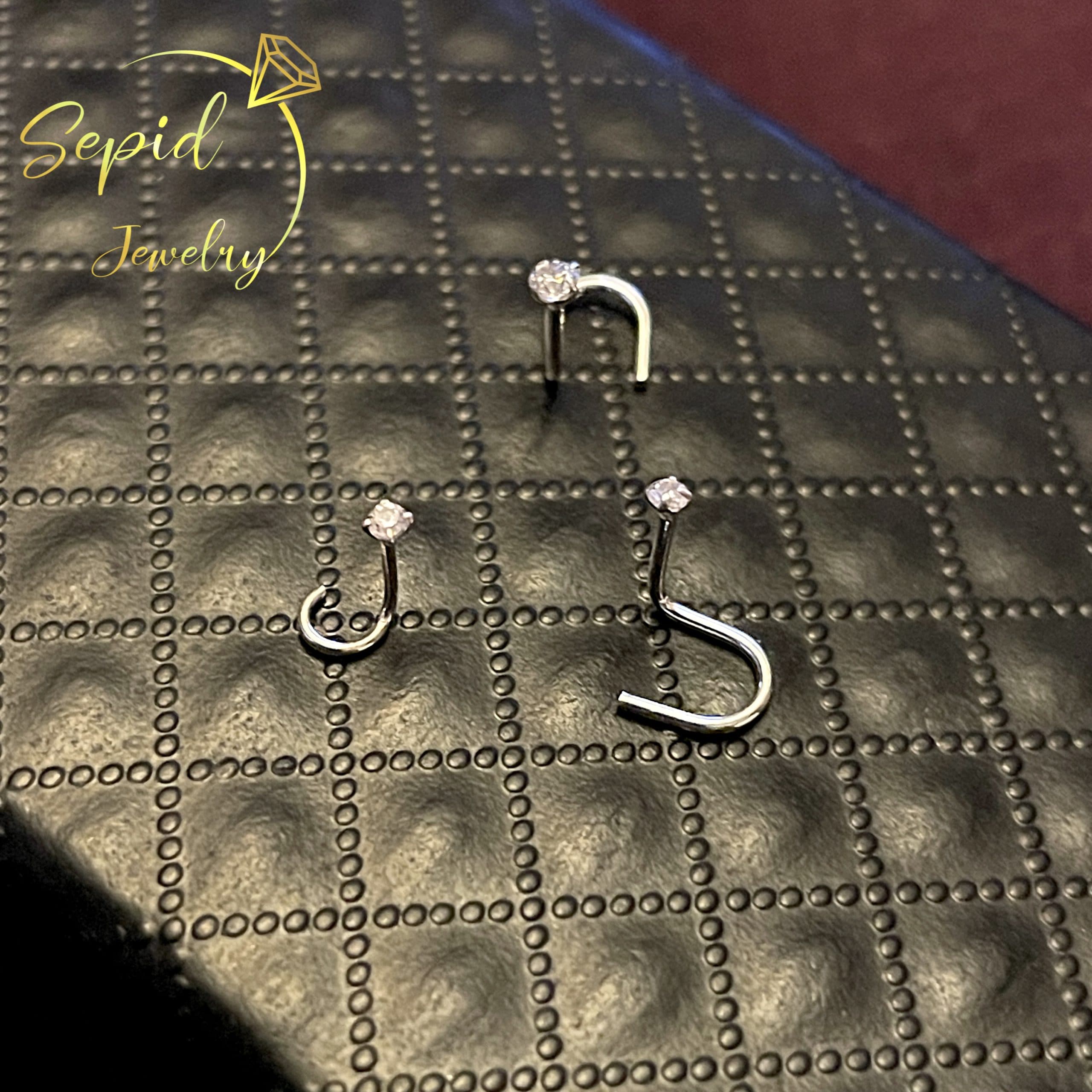 پیرسینگ نقره بینی اچ سی (screw) — تصویر ۵