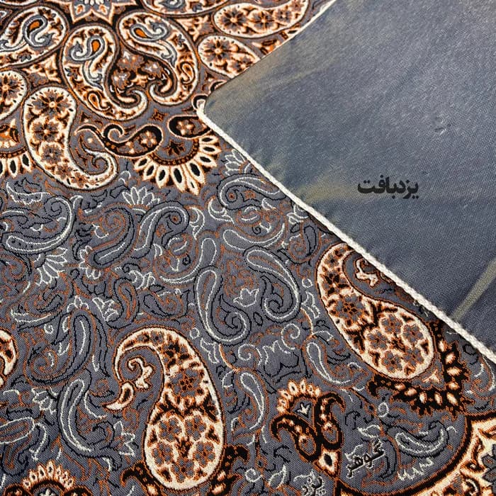 رومیزی ترمه طوسی مدل شاه پسند ابعاد 1 در 1 — تصویر ۴