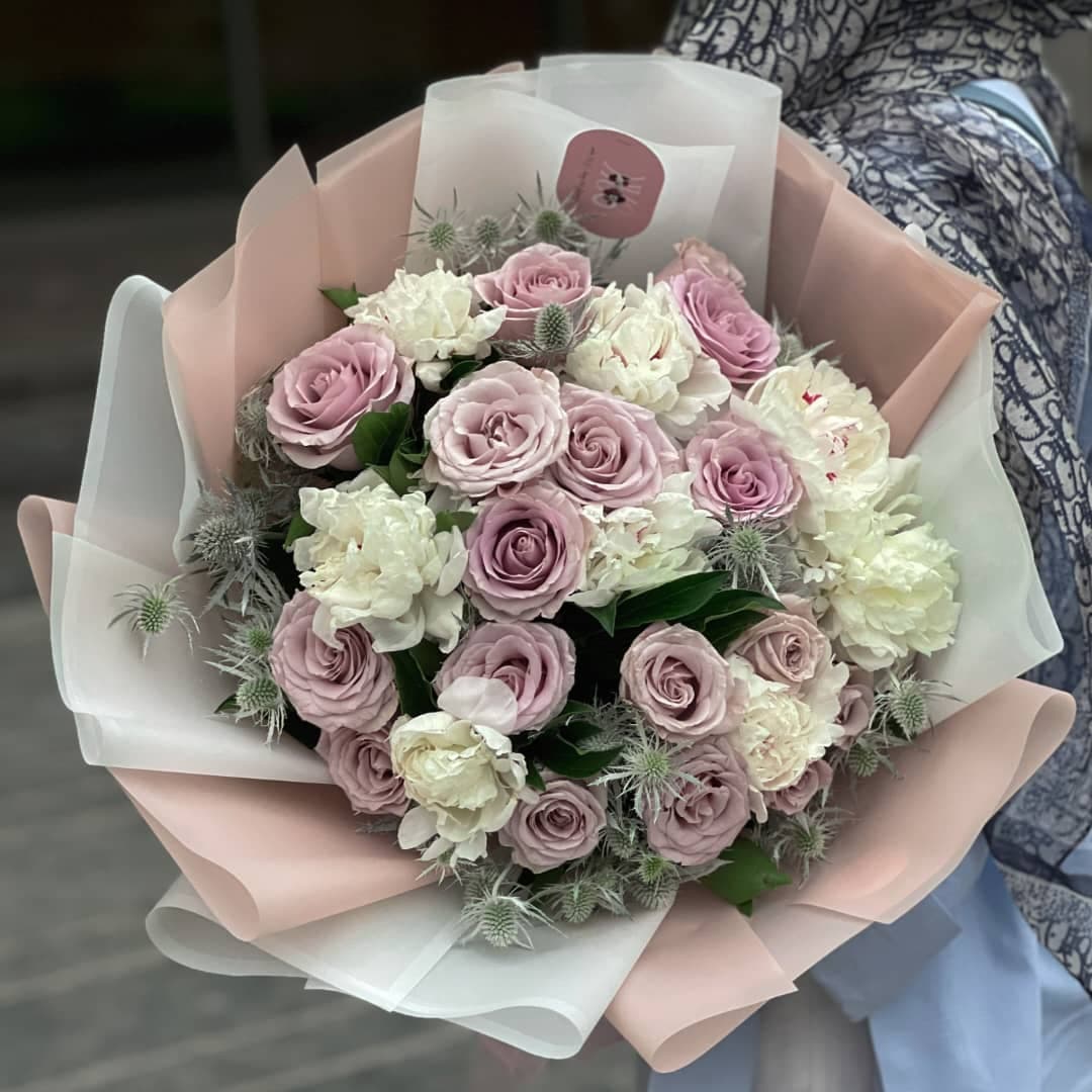 دسته گل پیونی و رز سیلور