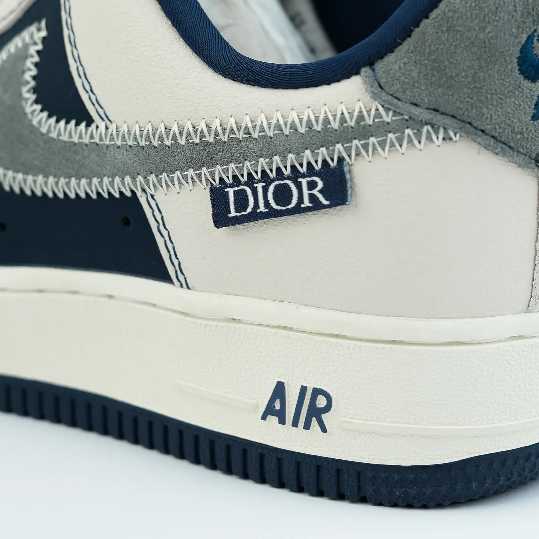 کفش ایر فورس دیور سرمه ای سفیدNike Air Force 1 x Dior — تصویر ۳