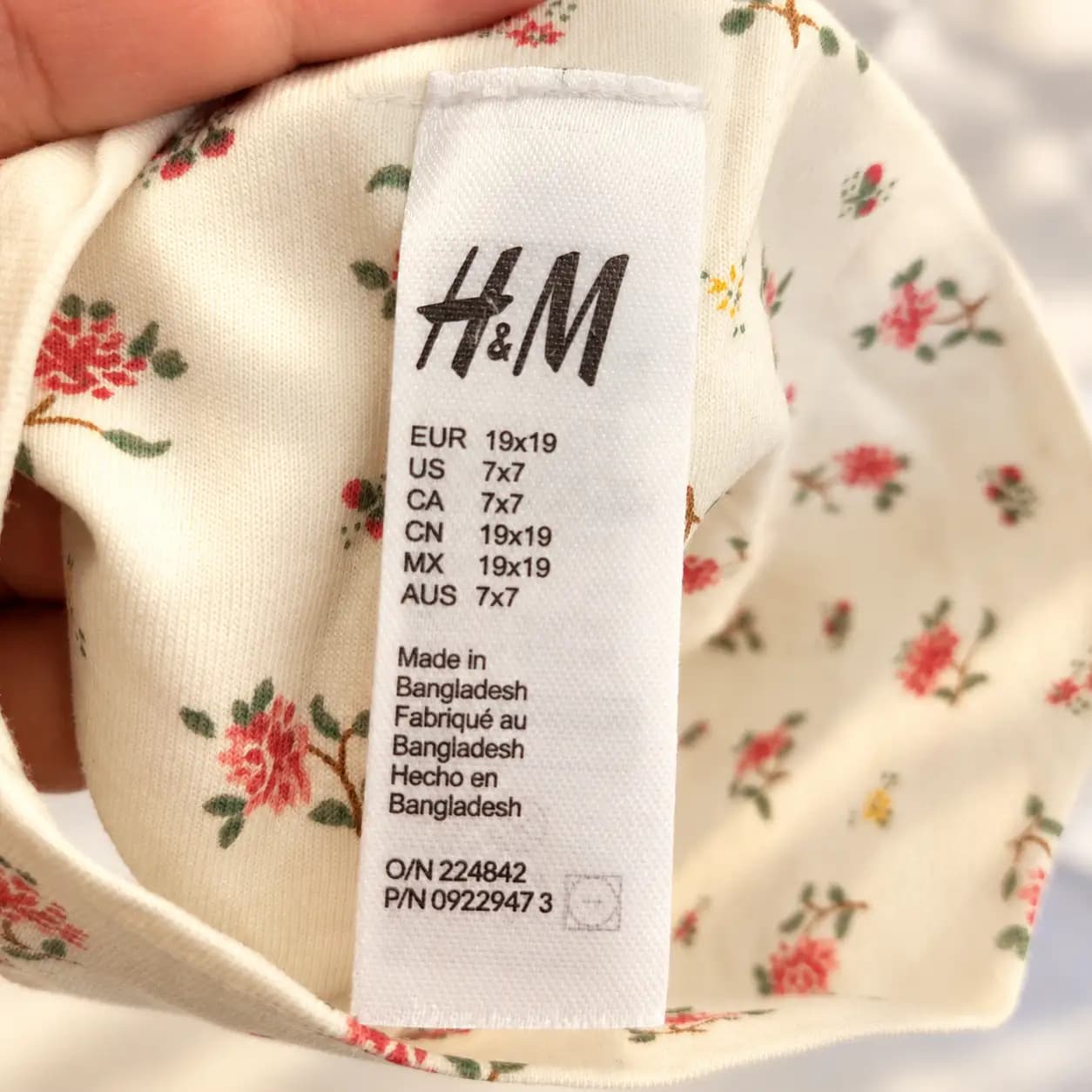 پیشبند نوزادی وارداتی پارچه ای مدل دستمال گردن برند H&M — تصویر ۳