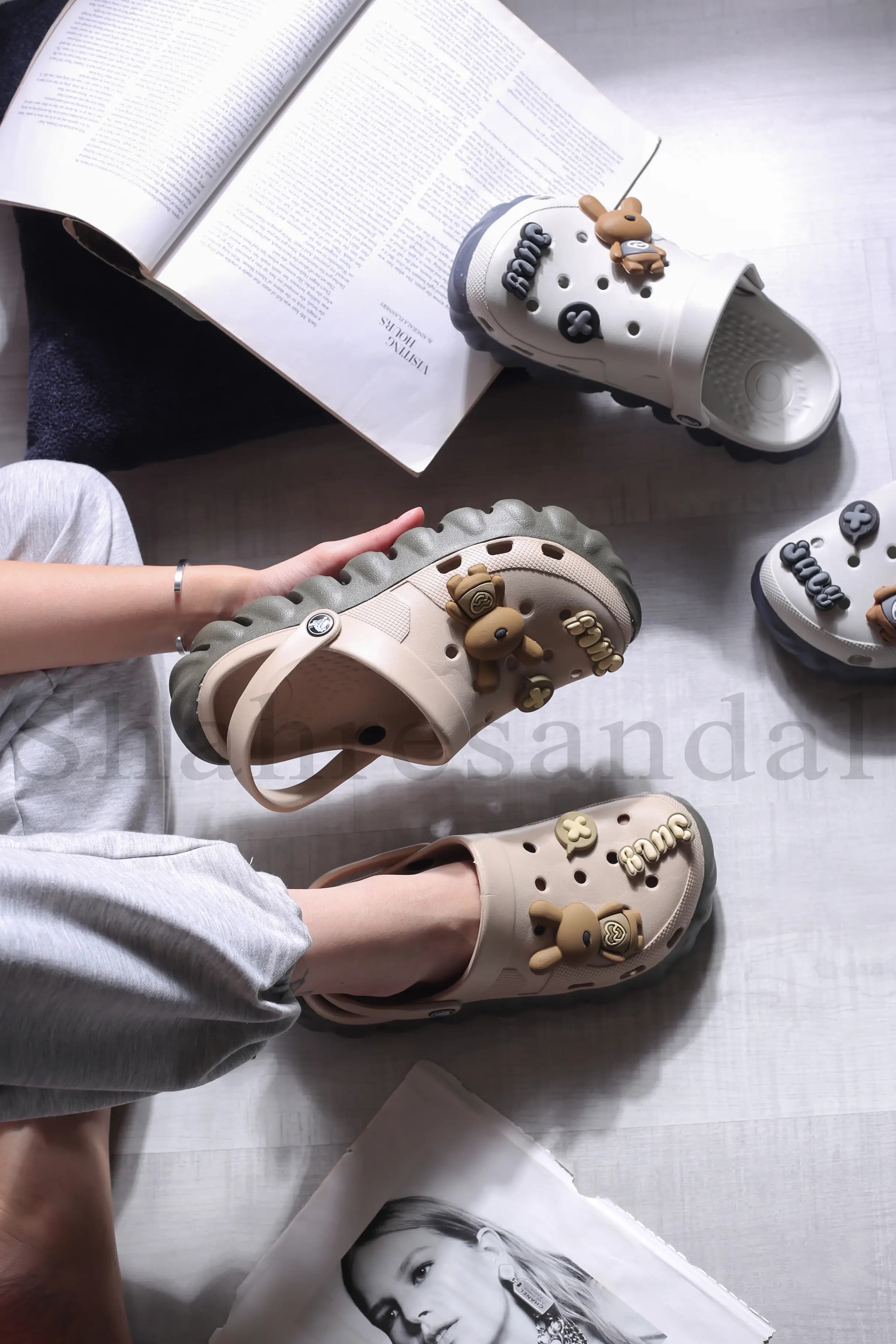 کفش صندل زنانه رکابدار کراکس گرافیک — تصویر ۳