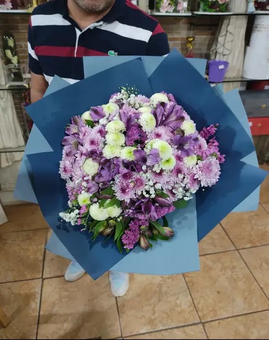 دسته گل تم ابی بنفش گرد طرح نرگس