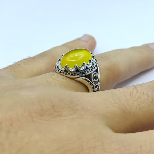انگشتر عقیق زرد مردانه طرح یاعلی با حکاکی شرف الشمس کد{10540} — تصویر ۴