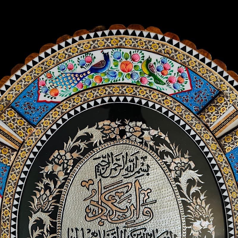 تابلو قلمزنی ان یکاد بیضی با قاب خاتم کاری 50در60 — تصویر ۳