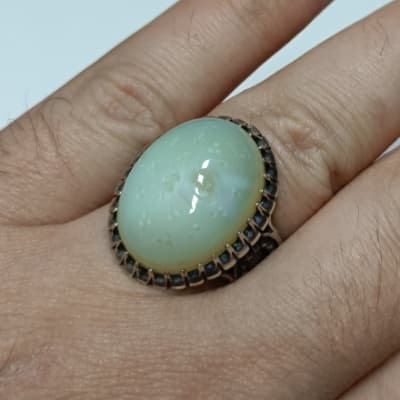 انگشتر نقره مردانه عقیق شیری خطی با ذکر حسبی الله کد 666 — تصویر ۳
