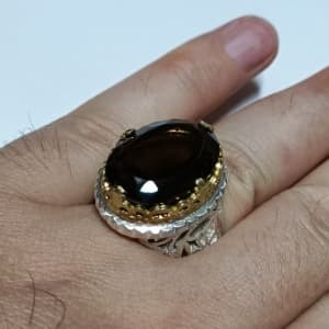 انگشتر نقره مردانه تاج برنجی دست ساز کوارتز دودی کد 564 — تصویر ۳