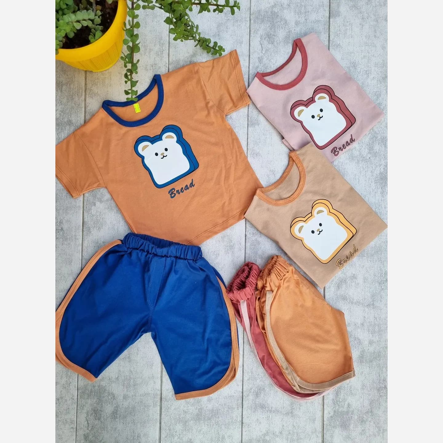 ست تیشرت و شورتک بچگانه طرح ساندویچی جنس نخی راحتی در سه رنگبندی — تصویر ۴