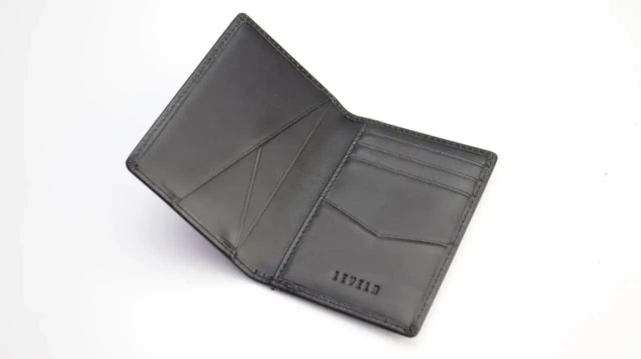 کیف کارت چرم اصل طرح برجسته لولو (LVLBFDPOBK) Levelo Bifold Genuine Leather With Debossed Logo Pocket Organizer — تصویر ۵