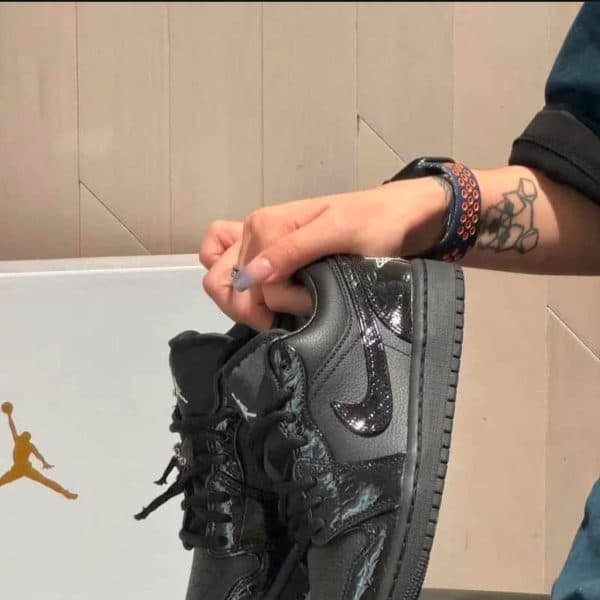 نایک ایرجردن وان اس ای چرم فول مشکی Air Jordan 1 Low SE Shoes Low-top — تصویر ۲