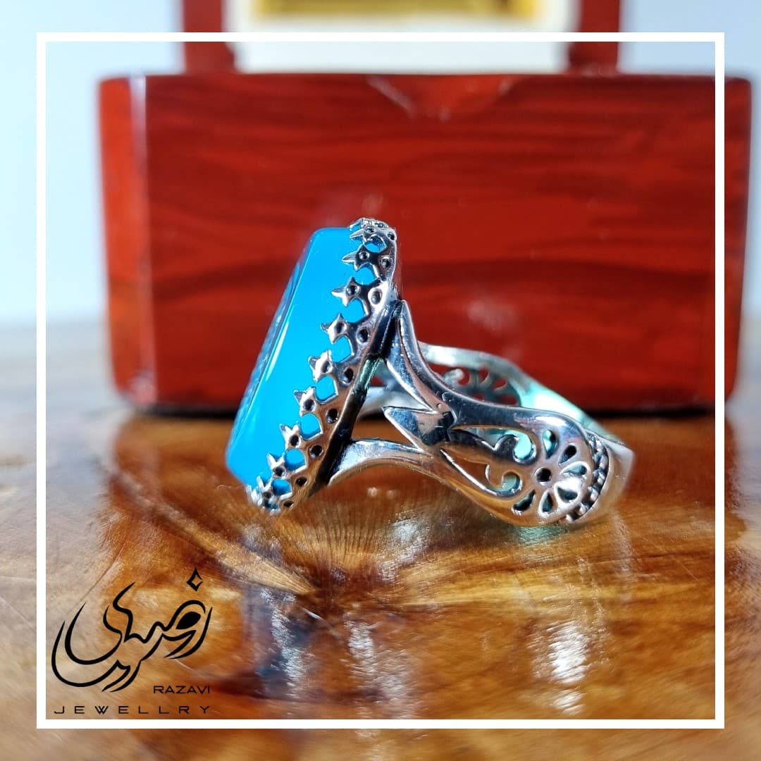 انگشتر نقره مردانه عقیق آبی با حکاکی العزه ا… — تصویر ۳