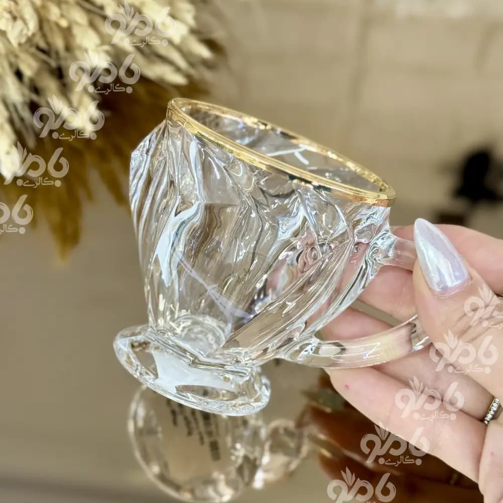 فنجان ماکائو لب طلایی
