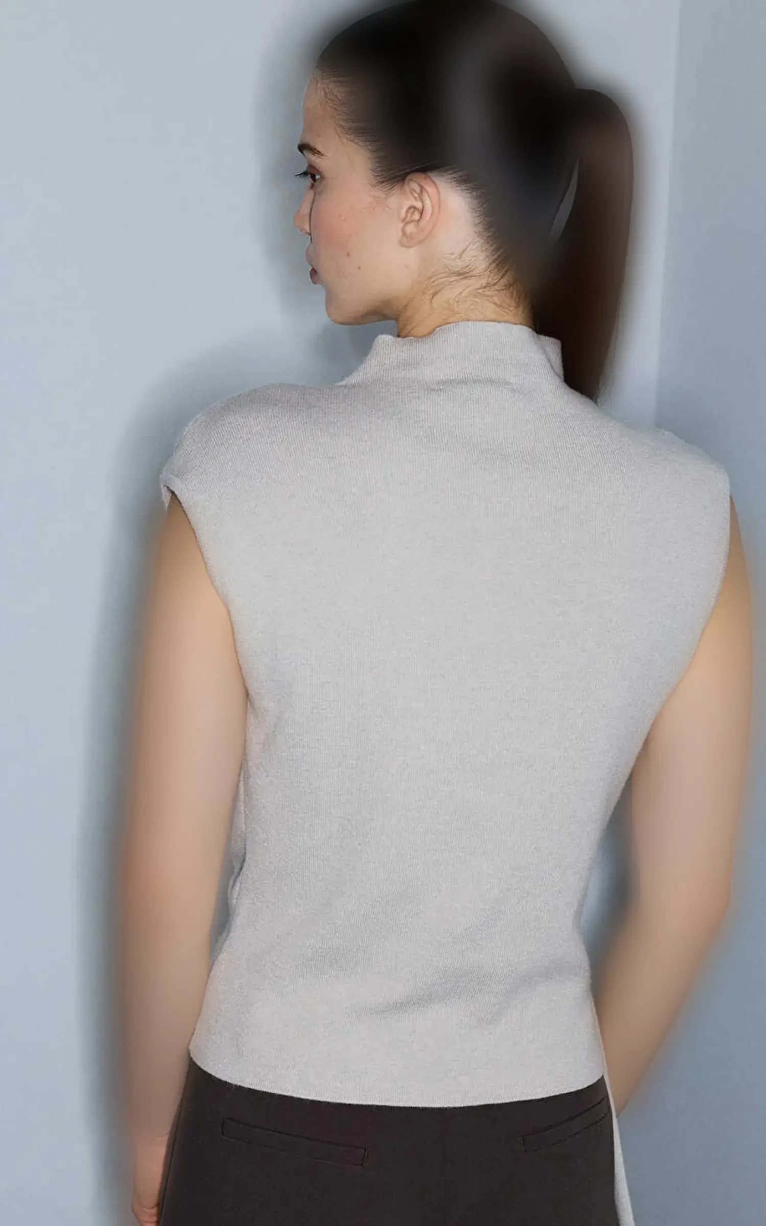 تاپ زنانه بدون آستین با طراحی گرهای جلو IPEKYOL با کد IW6260050100 — تصویر ۵