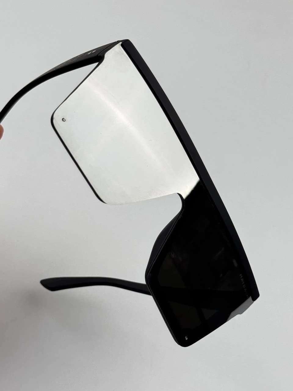 عینک آفتابی YSL مدل 1021 — تصویر ۳
