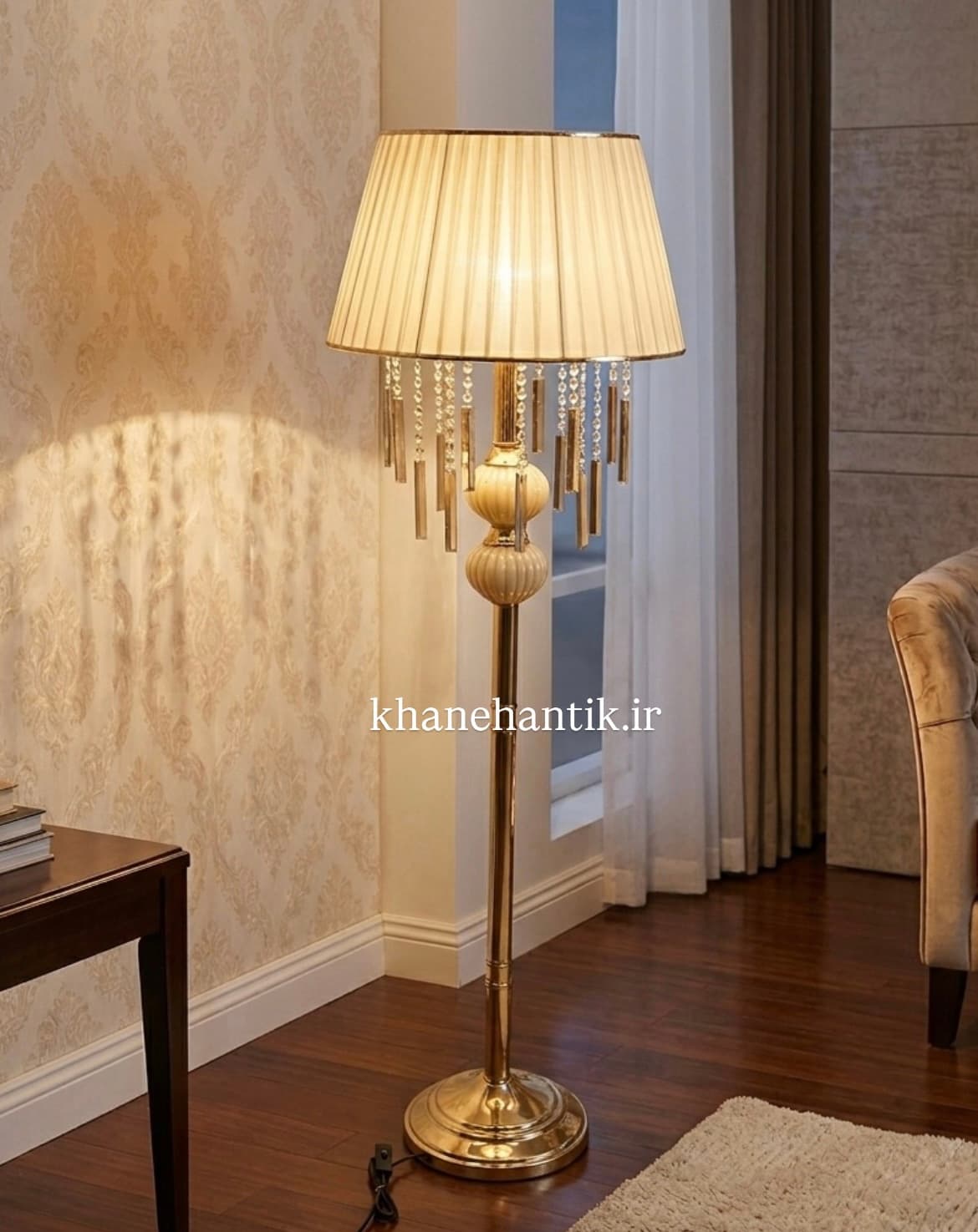 آباژور کنارسالنی ایستاده