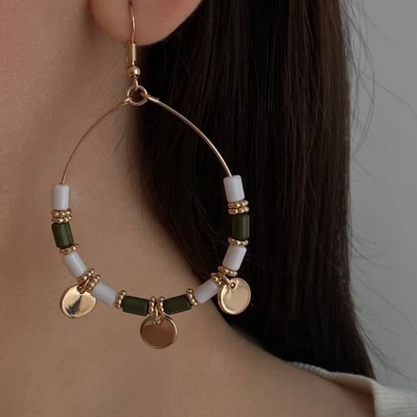 گوشواره حلقه‌ای مهره‌های سفید و سبز