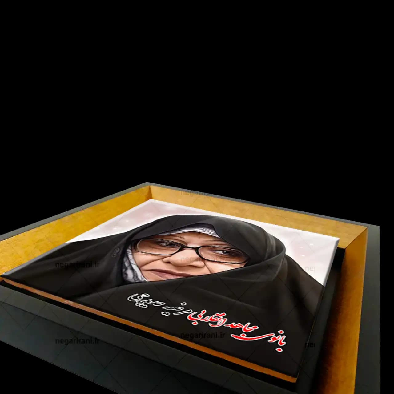 تابلو کاشی بانوی مجاهد مرضیه حدیدچی مدل 2Z 77 — تصویر ۴