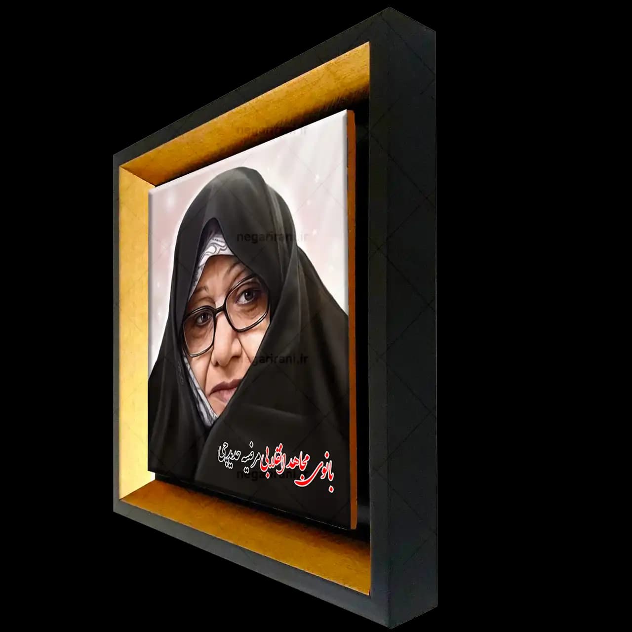 تابلو کاشی بانوی مجاهد مرضیه حدیدچی مدل 2Z 77 — تصویر ۳