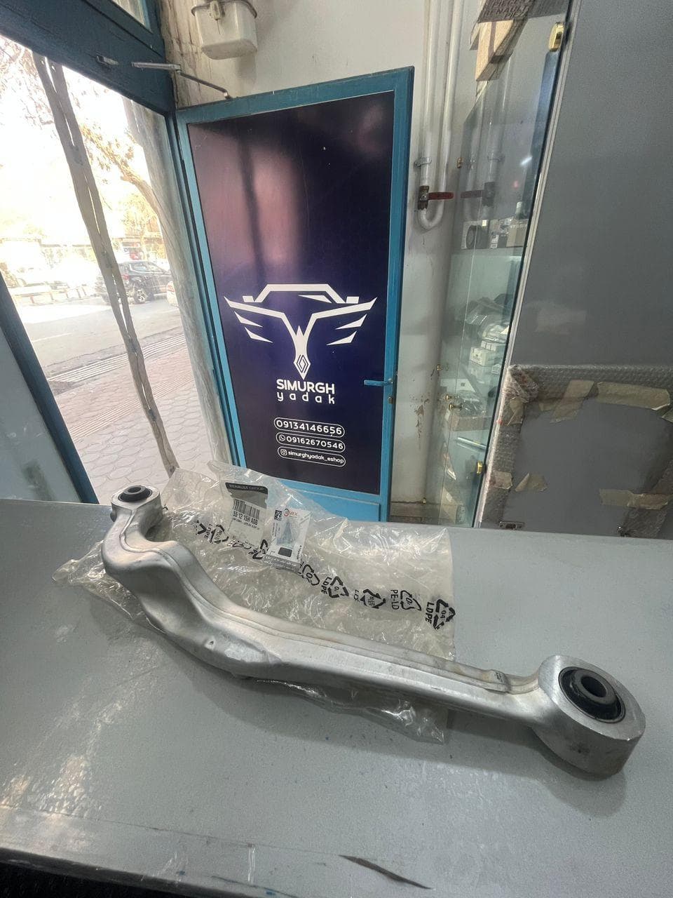 طبق عقب بالا چپ کولئوس جدید RENAULT کد فنی 551215HA0B — تصویر ۳