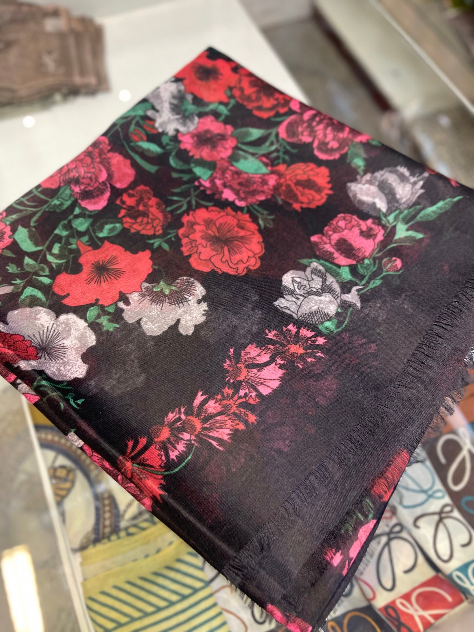 روسری نخی مکویین — تصویر ۳