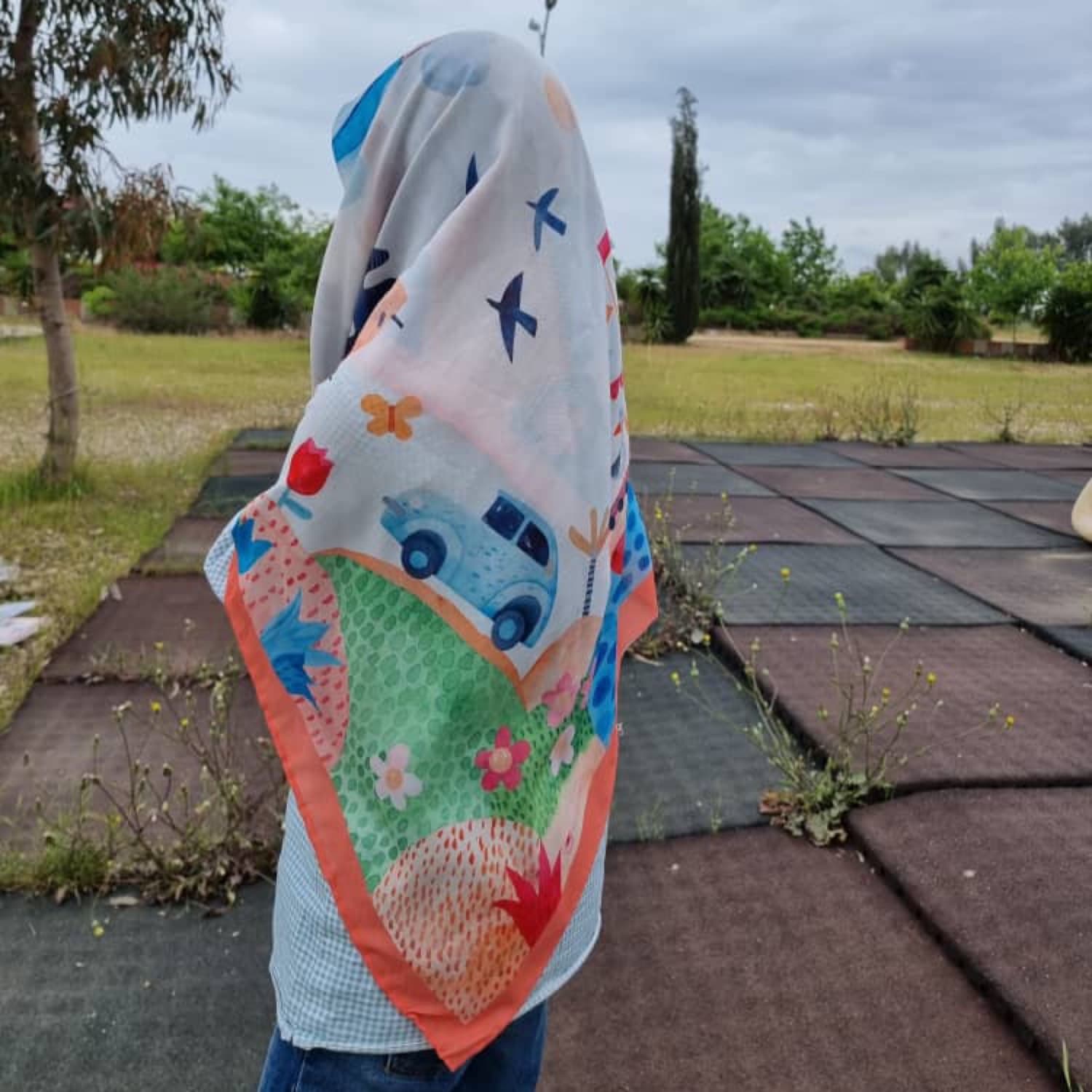 روسری نخی قواره متوسط (قواره 110) داستانی نارنجی — تصویر ۳