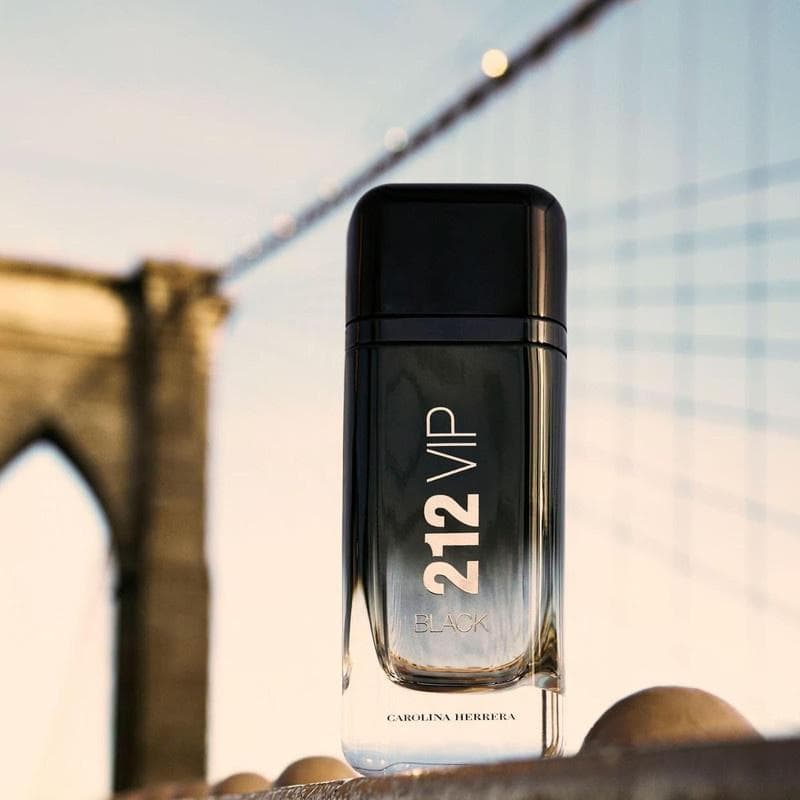 عطر ادکلن کارولینا هررا 212 وی آی پی بلک — تصویر ۲