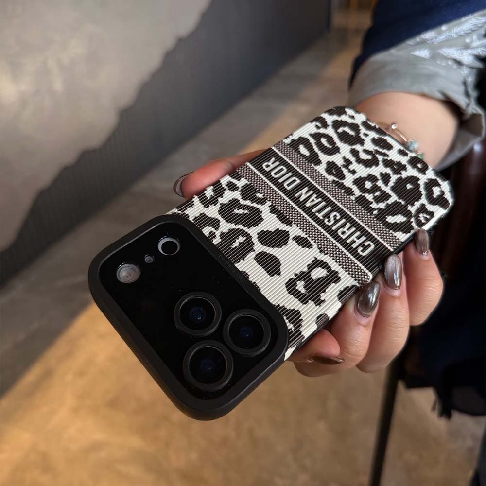 قاب Dior Black & White همراه با بند کد TRD مناسب برای گوشی موبایل آیفون Apple iPhone 13 / 13 Pro / 13 Pro Max / 14 / 14 Pro Max / 15 Pro Max / 16 / 16 Pro / 16 Pro Max / 17 Pro / 17 Pro Max — تصویر ۳