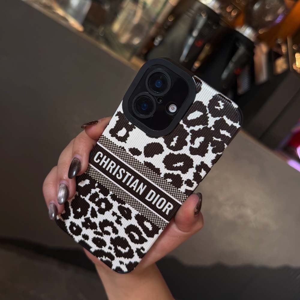 قاب Dior Black & White همراه با بند کد TRD مناسب برای گوشی موبایل آیفون Apple iPhone 13 / 13 Pro / 13 Pro Max / 14 / 14 Pro Max / 15 Pro Max / 16 / 16 Pro / 16 Pro Max / 17 Pro / 17 Pro Max