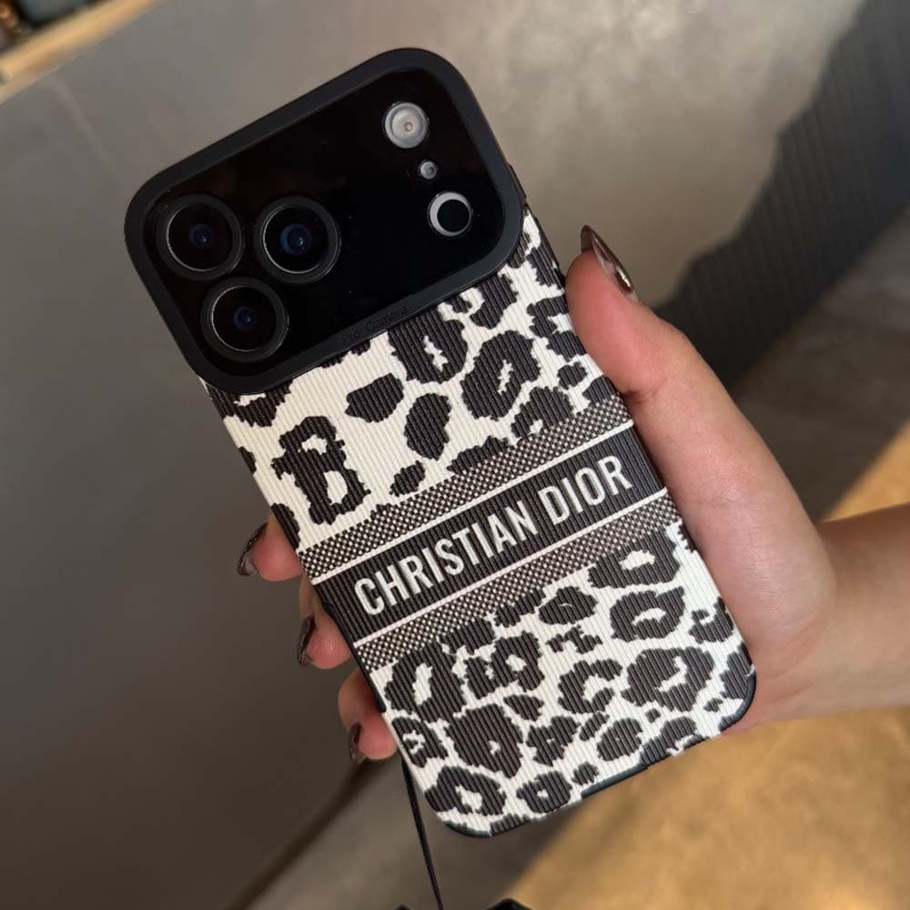 قاب Dior Black & White همراه با بند کد TRD مناسب برای گوشی موبایل آیفون Apple iPhone 13 / 13 Pro / 13 Pro Max / 14 / 14 Pro Max / 15 Pro Max / 16 / 16 Pro / 16 Pro Max / 17 Pro / 17 Pro Max — تصویر ۲