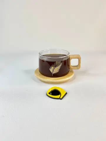لیوان پیرکس دسته دار با زیره بامبو طرح برگ