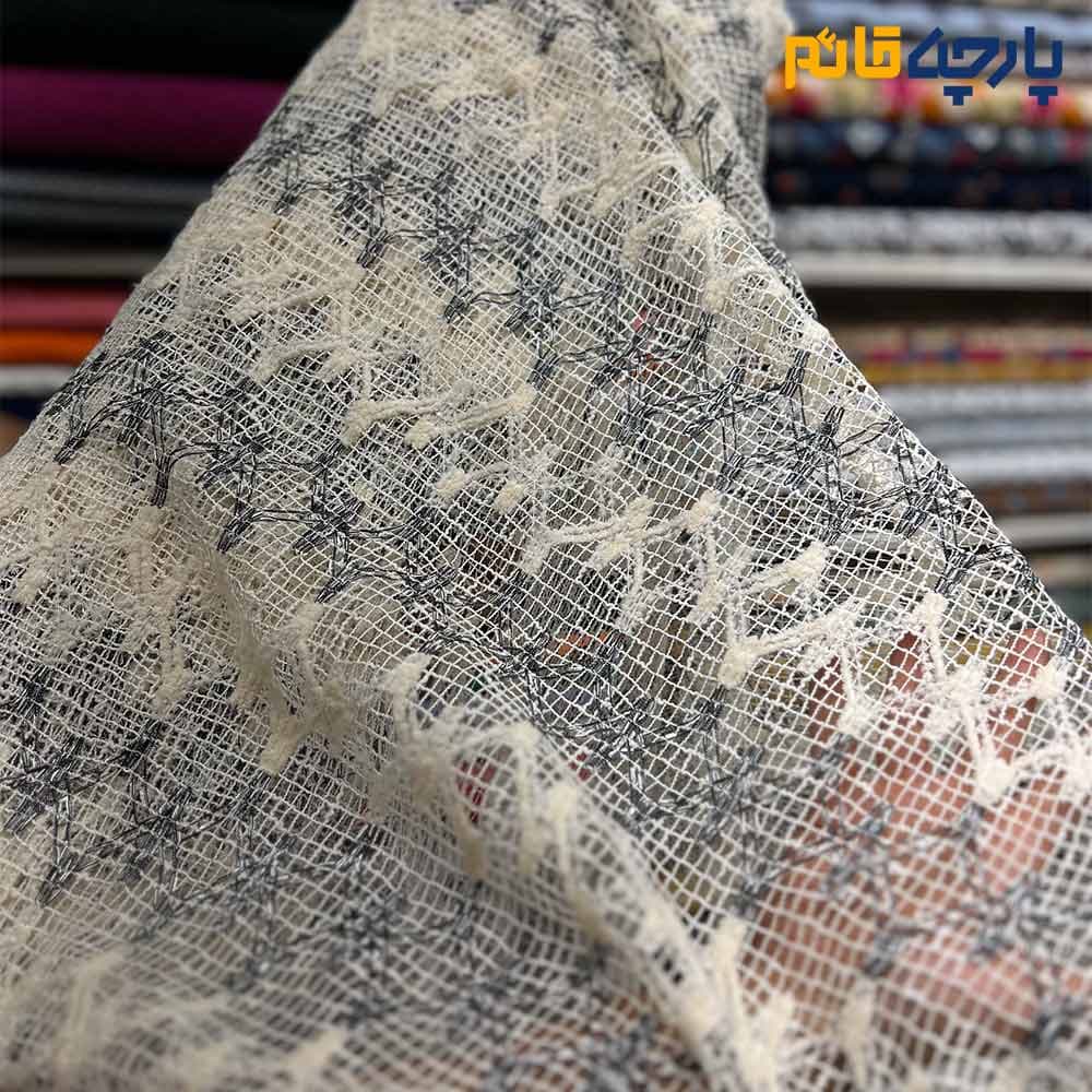پارچه مجلسی دانتل ایتالیایی طرح خطی برجسته کرم و مشکی عرض ۱۵۰کد۶۲۱۳