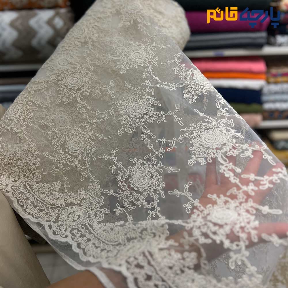 پارچه مجلسی تور کتان قیطون دوزی ظریف رنگ کرم طبیعی عرض ۱۵۰ کد۶۱۱۷