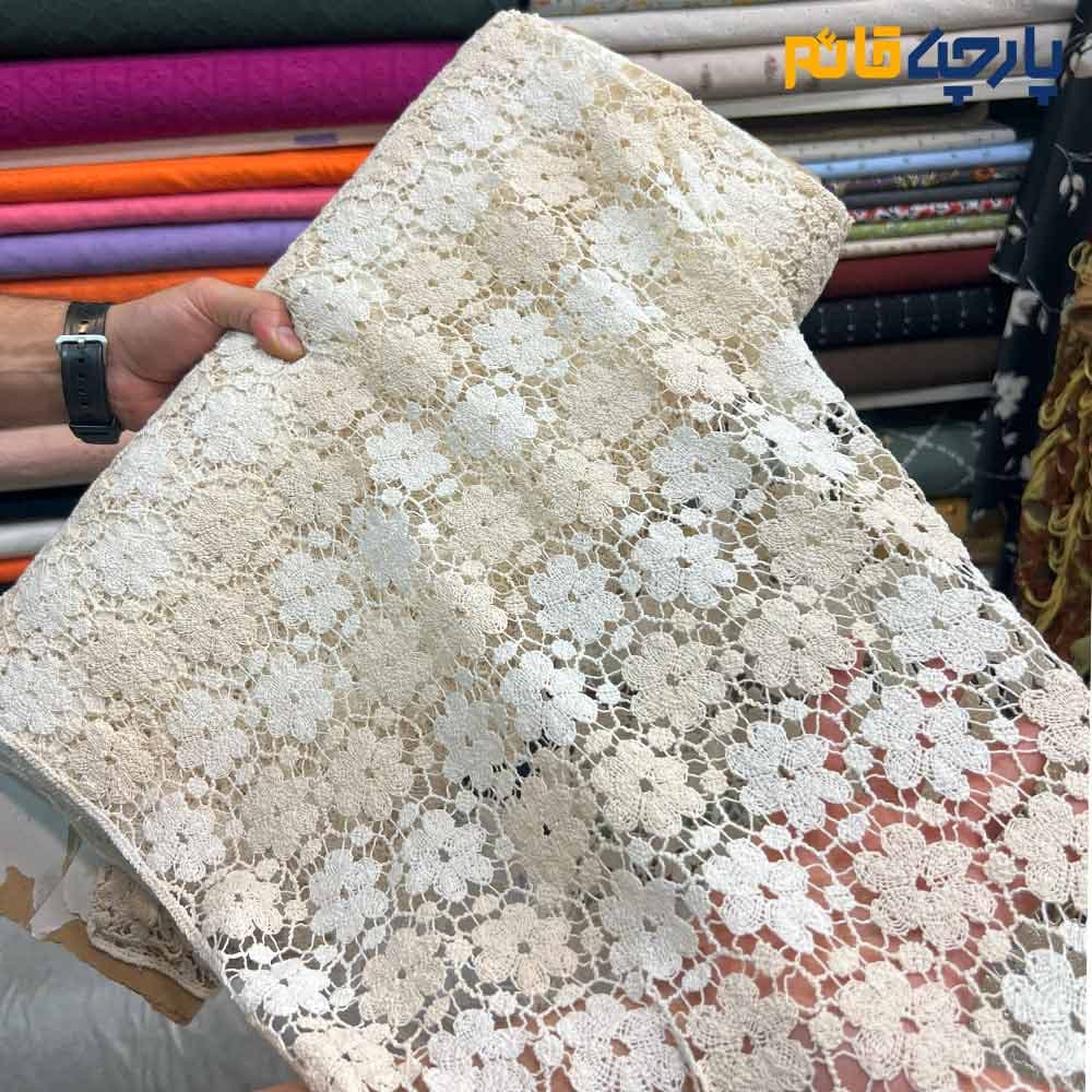 پارچه مجلسی تور کتان طرح گل متوسط ۲ رنگی کرم روشن و تیره عرض ۱۰۰ کد 5874