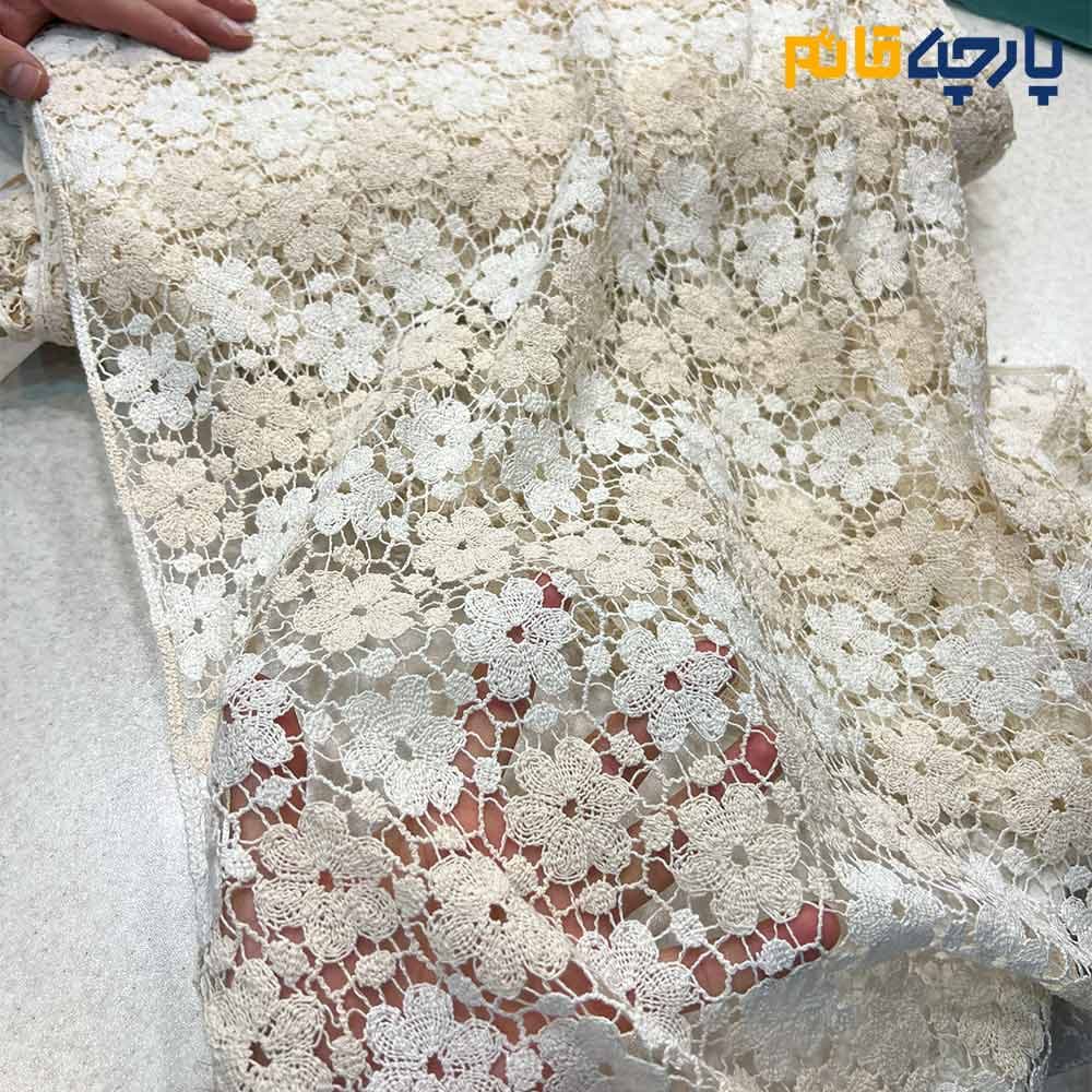 پارچه مجلسی تور کتان طرح گل متوسط ۲ رنگی کرم روشن و تیره عرض ۱۰۰ کد 5874 — تصویر ۲