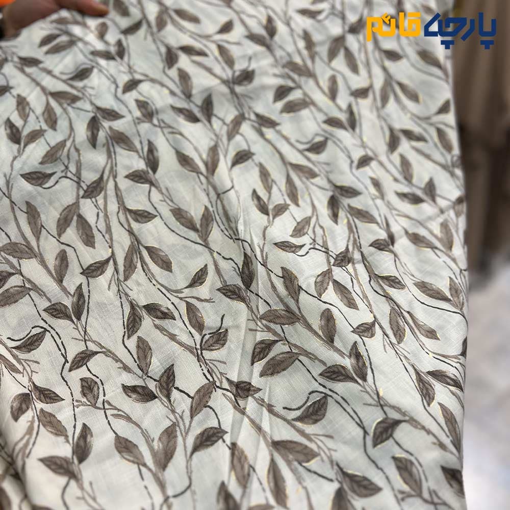 پارچه بهاره و تابستانه باتیک نخ هندی برگ خطی رنگ سفیدآفوایت طرح قهوه ای کد5797